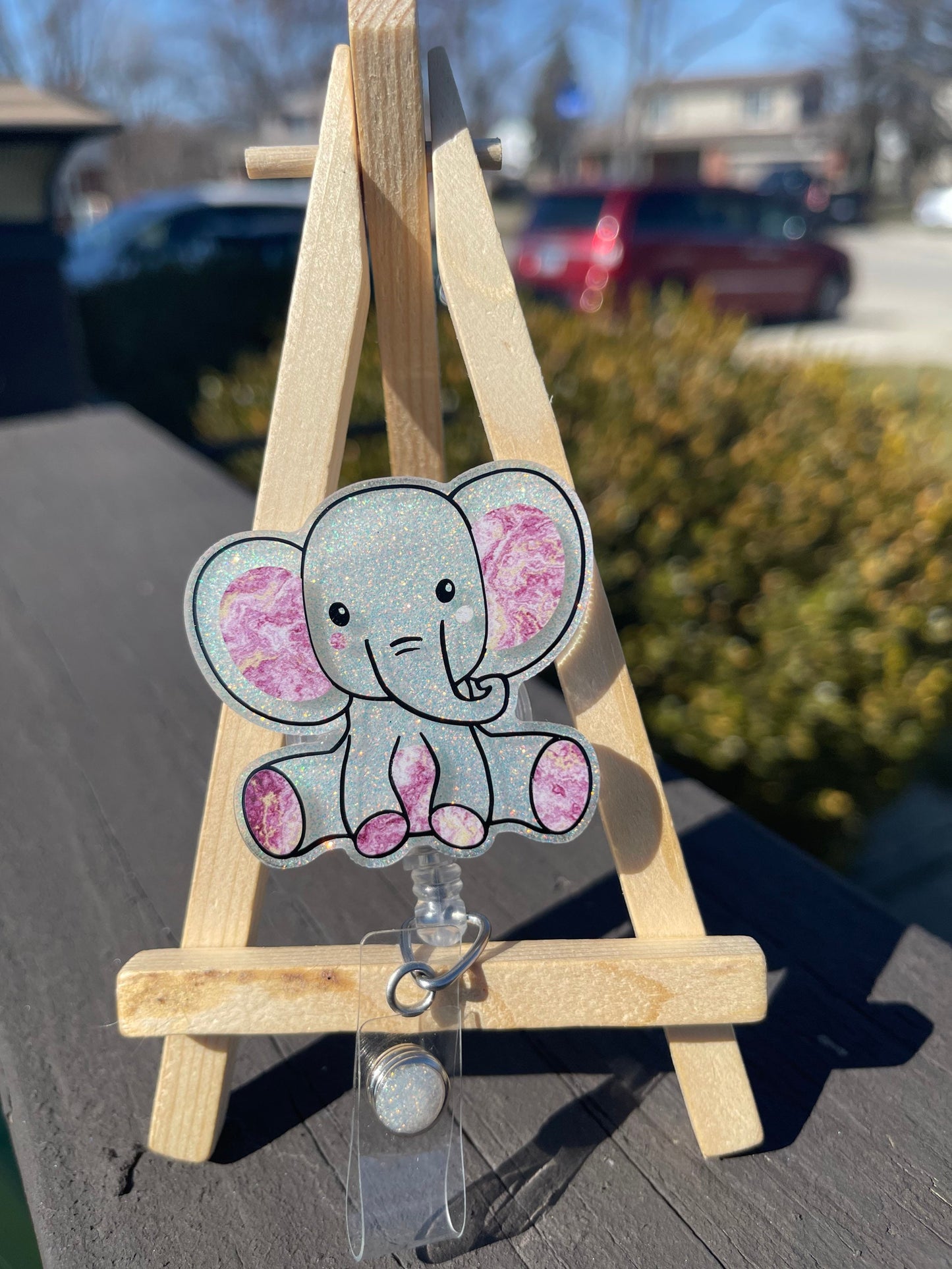 White marbled sitting elephant badge reel