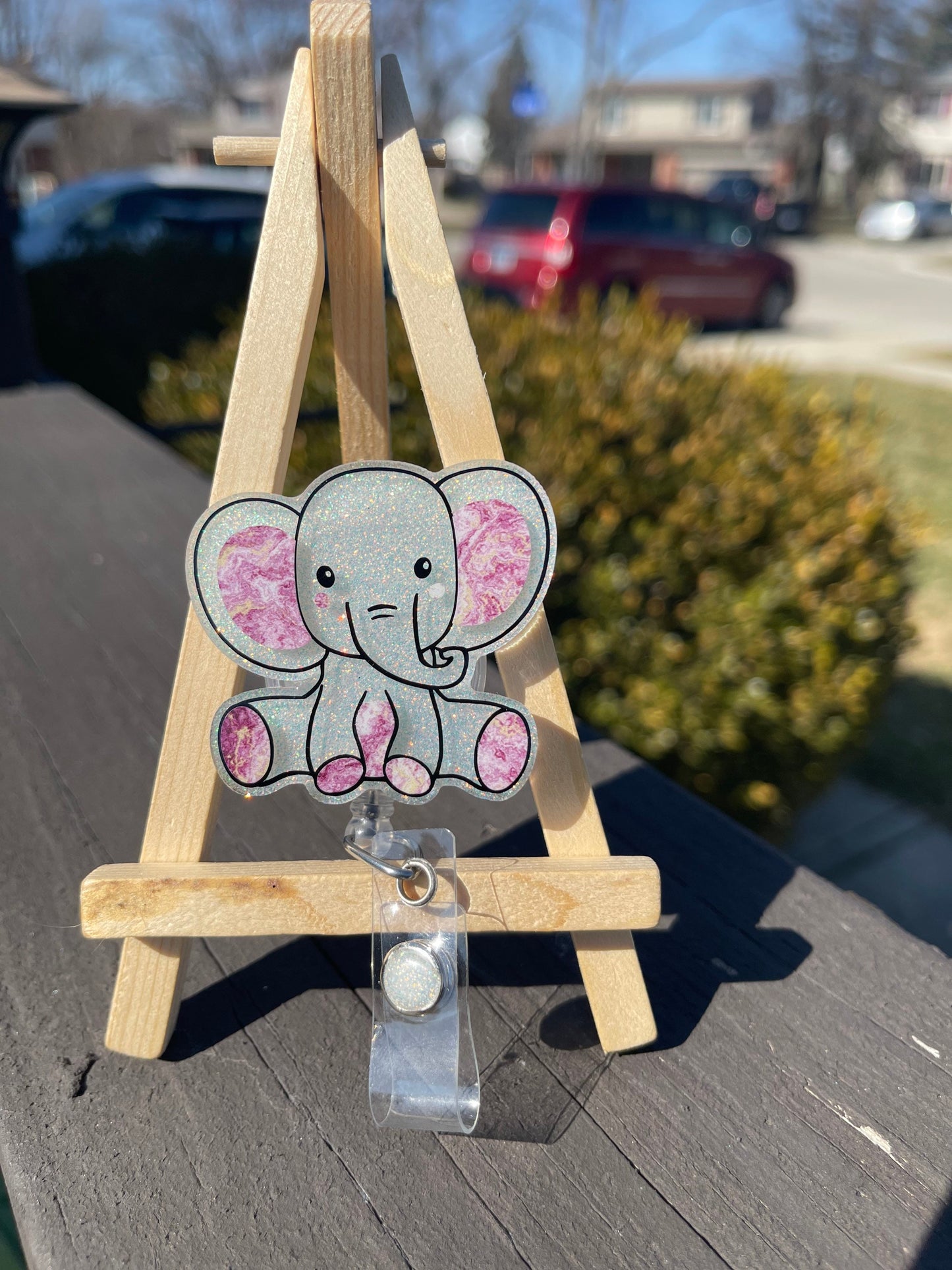 White marbled sitting elephant badge reel